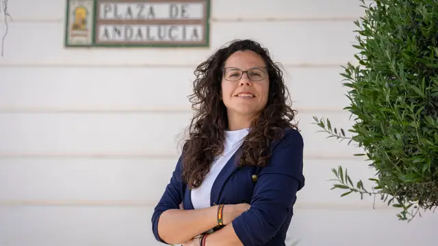 Laura Román es la candidata a la presidencia de la Junta de Andalucía de 100 x100 Unidos CHIPIONA (ESPAÑA), 29/03/2026.- Tras ser ocho años concejala de su pueblo, Chipiona (Cádiz), Laura Román es la candidata a la presidencia de la Junta de Andalucía de 100 x100 Unidos, el nuevo partido creado para que Cádiz tenga voz propia en el parlamento andaluz y que aspira a lograr lo que ha conseguido en la Diputación de Provincial, ser la bisagra para el futuro gobierno. "No vamos a firmar un cheque en blanco", asegura en una entrevista con la Agencia EFE. EFE/Román Ríos