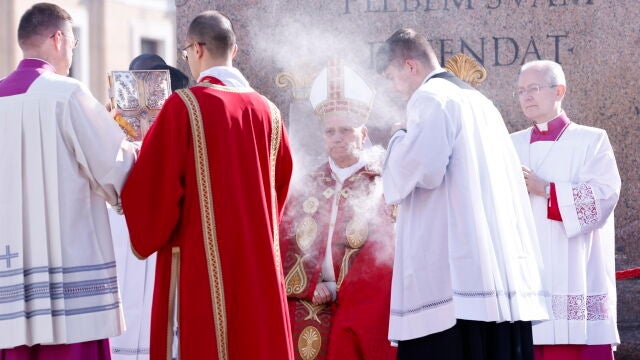 VATICAN CITY (Vatican City State (Holy See)), 29/03/2026.- Pope Leo XIV celebrates the Palm Sunday Mass in Saint Peter's Square at the Vatican, 29 March 2026. (Papa) EFE/EPA/REMO CASILLI / POOL 