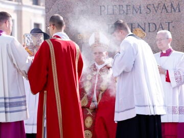 VATICAN CITY (Vatican City State (Holy See)), 29/03/2026.- Pope Leo XIV celebrates the Palm Sunday Mass in Saint Peter's Square at the Vatican, 29 March 2026. (Papa) EFE/EPA/REMO CASILLI / POOL 