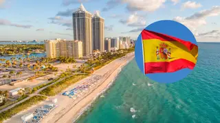 Imagen de Miami junto a una bandera de España Imagen de Miami junto a una bandera de España