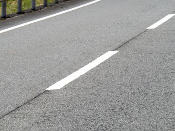 Imagen de archivo sobre una l&iacute;nea discontinua