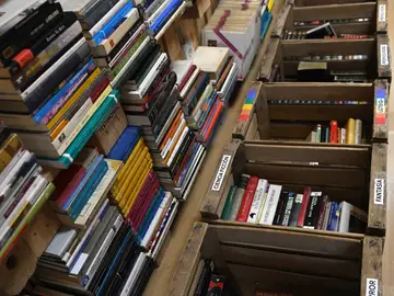 Sucesos.- Tres detenidos en Madrid por robar libros de la empresa donde trabajaba uno de ellos y venderlos en Wallapop Sucesos.- Tres detenidos en Madrid por robar libros de la empresa donde trabajaba uno de ellos y venderlos en Wallapop