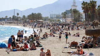 M&Aacute;LAGA, 29/03/2026.- Cientos de personas disfrutan del buen tiempo en la Playa de La Malagueta, este domingo en M&aacute;laga. EFE/Jorge Zapata 