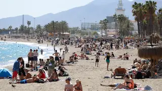 Buen tiempo en las playas de Málaga MÁLAGA, 29/03/2026.- Cientos de personas disfrutan del buen tiempo en la Playa de La Malagueta, este domingo en Málaga. EFE/Jorge Zapata