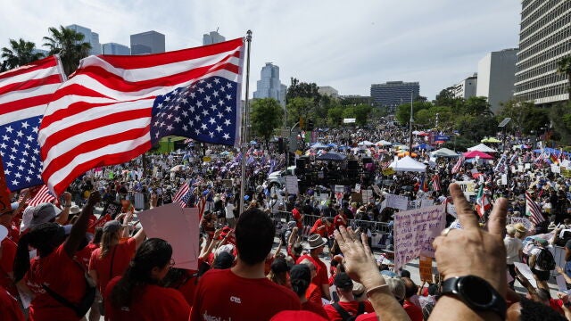 LOS ANGELES (United States), 29/03/2026.- Activists march, chant and hold signs during the 'No Kings' rally outside in downtown Los Angeles, California, USA, 28 March 2026. The event is one of more than 3,100 demonstrations held across all 50 states on 28 March 2026. (Protestas) EFE/EPA/CHRIS TORRES 