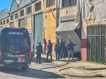 CEUTA (ESPA&Ntilde;A), 29/03/2026.- La Polic&iacute;a Nacional espa&ntilde;ola cromprueba este domingo una de las dos naves enlazadas entre s&iacute; un posible narcot&uacute;nel utilizado para pasar droga de Marruecos a Ceuta. Los agentes de la Unidad de Drogas y Crimen Organizado (Udyco) de la polic&iacute;a realizaron ayer s&aacute;bado una operaci&oacute;n antidroga que se ha saldado con la detenci&oacute;n de 16 personas, seg&uacute;n adelant&oacute; el diario local "El Faro de Ceuta" y confirmaron a EFE fuentes policiales. EFE/ Reduan Dris