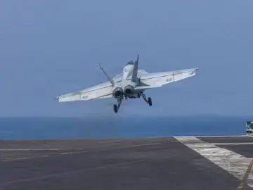 La Marina iraní declara que el golfo de Omán, entrada al estrecho de Ormuz, también está bajo su control March 1, 2026, Undisclosed Location, United States: A U.S. Navy F/A-18E Super Hornet, with the Vigilantes of Strike Fighter Squadron 151, climbs out after launching off the flight deck of the Nimitz-class aircraft carrier USS Abraham Lincoln during Operation Epic Fury, February 28, 2026, from an undisclosed location. The United States and Israel launched joint strikes on Iran.Europa Press/Contacto/Tsgt. Kevin Torres/U.S. Navy28/02/2026 ONLY FOR USE IN SPAIN