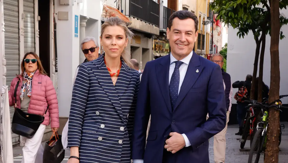 Looks de Semana Santa de Manuela Villena y Juanma Moreno.