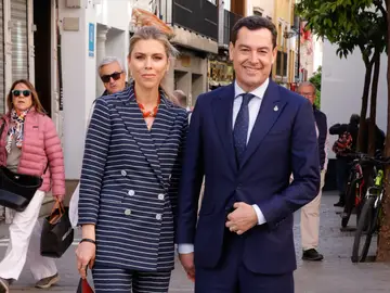 Looks de Semana Santa de Manuela Villena y Juanma Moreno. Looks de Semana Santa de Manuela Villena y Juanma Moreno.