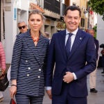 Looks de Semana Santa de Manuela Villena y Juanma Moreno.