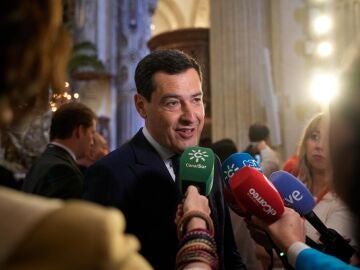 El presidente de la Junta de Andaluc&iacute;a, Juanma Moreno, atiende a los medios antes de la salida de La Borriquita en la iglesia de El Salvador de Sevilla.JOAQU&Iacute;N CORCHERO/EUROPA PRESS29/03/2026