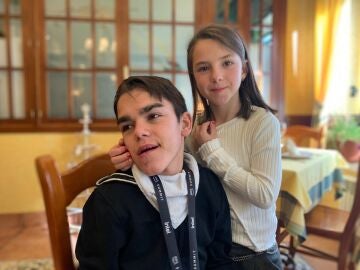 Daniel (persona con enfermedad de Sanfilippo) y su hermana Martina