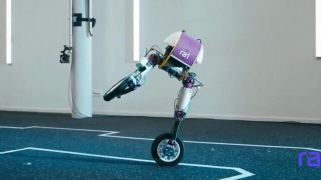 Roadrunner muestra agilidad singular en un robot b&iacute;pedo sobre ruedas