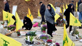CHOUEIFAT (Lebanon), 29/03/2026.- People stand amid Hezbollah flags during the funeral of journalists killed in an Israeli airstrike in the Choueifat district on the outskirts of Beirut, 29 March 2026. Hezbollah's Al Manar TV correspondent Ali Shoeib, Beirut-based Al Mayadeen TV reporter Fatima Ftouni, and her brother, video journalist Mohammed Ftouni, were killed by an Israeli airstrike that hit their vehicle in the town of Jezzine in southern Lebanon on 28 March 2026. (L&iacute;bano, Hizbul&aacute;/Hezbo...