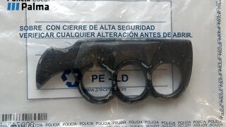 El pu&ntilde;o americano con el que un detenido trat&oacute; de agredir a unos agentes. REMITIDA / HANDOUT por POLIC&Iacute;A LOCAL DE PALMA Fotograf&iacute;a remitida a medios de comunicaci&oacute;n exclusivamente para ilustrar la noticia a la que hace referencia la imagen, y citando la procedencia de la imagen en la firma 29/03/2026