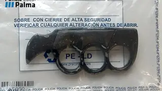 Sucesos.- Detenido por agredir con un puño americano a los policías que trataban de atenderle en Palma El puño americano con el que un detenido trató de agredir a unos agentes. REMITIDA / HANDOUT por POLICÍA LOCAL DE PALMA Fotografía remitida a medios de comunicación exclusivamente para ilustrar la noticia a la que hace referencia la imagen, y citando la procedencia de la imagen en la firma 29/03/2026