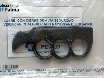 El pu&ntilde;o americano con el que un detenido trat&oacute; de agredir a unos agentes. REMITIDA / HANDOUT por POLIC&Iacute;A LOCAL DE PALMA Fotograf&iacute;a remitida a medios de comunicaci&oacute;n exclusivamente para ilustrar la noticia a la que hace referencia la imagen, y citando la procedencia de la imagen en la firma 29/03/2026