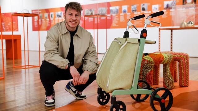 GRAFCVA2411. VALENCIA, 29/03/2026.- El estudiante de dise&ntilde;o de la Escuela de Arte y Superior de Dise&ntilde;o (EASD) de Val&egrave;ncia, Dani Redondo, junto al andador que a su vez sirve como carro de la compra (o viceversa) que es el proyecto de final de grado y cuya idea ha comprado ya Rolser, empresa l&iacute;der en carros de la compra. EFE/Biel Ali&ntilde;o 