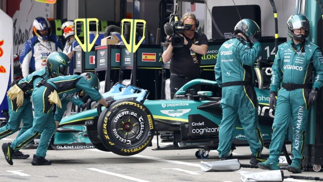 SUZUKA (Japan), 29/03/2026.- The car of Aston Martin driver Lance Stroll of Canada is being put back into the garage during the Formula 1 Japanese Grand Prix at the Suzuka International Racing Course racetrack in Suzuka, Japan, 29 March 2026. (F&oacute;rmula Uno, Jap&oacute;n) EFE/EPA/FRANCK ROBICHON / POOL 