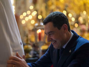 SEVILLA , 29/03/2026.- El presidente de la Junta de Andaluc&iacute;a, Juanma Moreno, tras asistir este Domingo de Ramos a la salida de La Borriquita desde la Iglesia del Salvador, en Sevilla. EFE/Junta de Andaluc&iacute;a SOLO USO EDITORIAL/SOLO DISPONIBLE PARA ILUSTRAR LA NOTICIA QUE ACOMPA&Ntilde;A (CR&Eacute;DITO OBLIGATORIO) 
