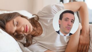 Imagen de archivo de una mujer indispuesta y de Juanma Lorente