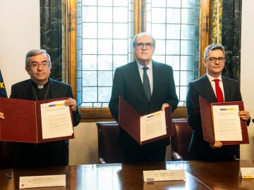 F&eacute;lix Bola&ntilde;os, Luis Arg&uuml;ello, Jes&uacute;s D&iacute;az Sariego y &Aacute;ngel Gabilondo firman el protocolo para indemnizar a las v&iacute;ctimas de abusos sexuales entre Gobierno y Conferencia Episcopal