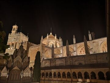 El monasterio de Guadalupe, en C&aacute;ceres, con la espectacular iluminaci&oacute;n nocturna