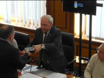 Miguel Tom&eacute; toma posesi&oacute;n del acta de concejal en un pleno del Ayuntamiento de Monforte presidido por su padre, Jos&eacute; Tom&eacute;REMITIDA / HANDOUT por CAPTURA/CONCELLO DE MONFORTEFotograf&iacute;a remitida a medios de comunicaci&oacute;n exclusivamente para ilustrar la noticia a la que hace referencia la imagen, y citando la procedencia de la imagen en la firma30/03/2026