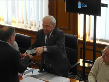 Miguel Tomé toma posesión del acta de concejal en un pleno del Ayuntamiento de Monforte presidido por su padre, José Tomé Miguel Tomé toma posesión del acta de concejal en un pleno del Ayuntamiento de Monforte presidido por su padre, José ToméREMITIDA / HANDOUT por CAPTURA/CONCELLO DE MONFORTEFotografía remitida a medios de comunicación exclusivamente para ilustrar la noticia a la que hace referencia la imagen, y citando la procedencia de la imagen en la firma30/03/2026