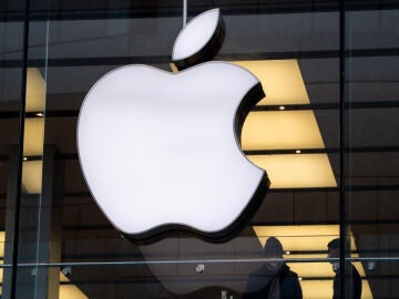 Apple asume que no liderar&aacute; la IA y se centra en la venta de hardware.