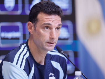 AME8934. BUENOS AIRES (ARGENTINA), 30/03/2026.- El entrenador de la selecci&oacute;n argentina de f&uacute;tbol, Lionel Scaloni, habla en una rueda de prensa este lunes en Ezeiza, provincia de Buenos Aires (Argentina). "Va a jugar (Leo) Messi de titular. Con respecto a los cambios, quer&iacute;a darle descanso a Juli&aacute;n &Aacute;lvarez y a Nico Gonz&aacute;lez, que ven&iacute;a de una lesi&oacute;n. Esa fue la idea y mantener nuestro esquema b&aacute;sico con dos delanteros de referencia", expres&oacute; Scaloni. EFE/ Juan Ignacio Roncoroni 