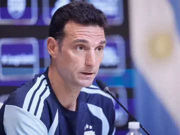 Messi será titular ante Zambia; Scaloni da descanso a Julián Álvarez y Nico González AME8934. BUENOS AIRES (ARGENTINA), 30/03/2026.- El entrenador de la selección argentina de fútbol, Lionel Scaloni, habla en una rueda de prensa este lunes en Ezeiza, provincia de Buenos Aires (Argentina). "Va a jugar (Leo) Messi de titular. Con respecto a los cambios, quería darle descanso a Julián Álvarez y a Nico González, que venía de una lesión. Esa fue la idea y mantener nuestro esquema básico con dos delanteros de referencia", expresó Scaloni. EFE/ Juan Ignacio Roncoroni