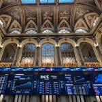 El IBEX 35 roza los 17.000 puntos tras subir un 0,99 % pese a amenaza de Trump sobre Ir&aacute;n