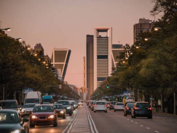 Las nuevas l&iacute;neas rojas en la calzada confunden a miles de conductores en Madrid: esto es lo que significan 