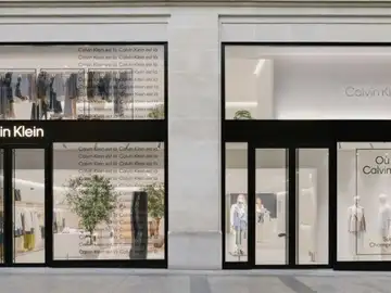 Calvin Klein ajusta precios y estas prendas empiezan a colarse en armarios que antes miraban otras marcas Calvin Klein ajusta precios