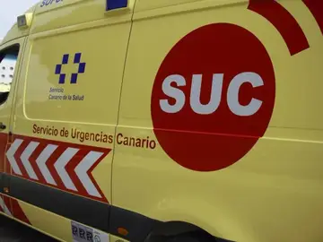 Un niño de dos años, en estado grave tras ahogarse en la piscina de un hotel de Fuerteventura Ambulancia del Servicio de Urgencias Canario