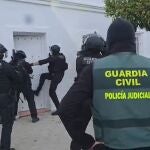La Guardia Civil durante la desarticulaci&oacute;n de un grupo de explotaci&oacute;n de mujeres en Utrera (Sevilla)