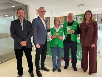 Salud detectó más de 100 cánceres en estadio precoz en 2024 gracias al programa de cribado colorrectal El consejero de Salud, Juan José Pedreño, visitó hoy el centro de salud de El Ranero con motivo del Día Mundial contra el Cáncer de Colon Carme Ripollés / Europa Press 30/03/2026