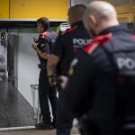 Archivo - Los mossos d'esquadra realizan un patrullaje en el Metro durante las fiestas de la Merc&egrave;