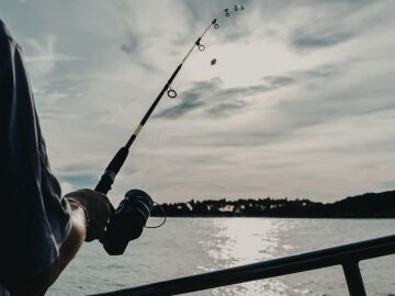 Imagen de archivo sobre una persona pescando
