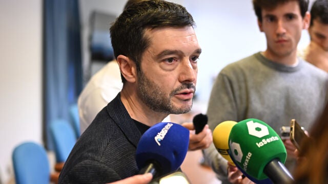 Bustinduy atiende a medios de comunicaci&oacute;n 