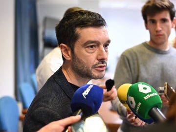 MADRID, 30/03/2026.- El ministro de Derechos Sociales, Consumo y A2030, Pablo Bustinduy, atiende a medios de comunicaci&oacute;n, este lunes en Madrid. EFE/ Fernando Villar 