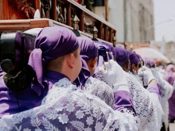 Cuanto pesa un paso de semana santa: este es el peso que levantan los costaleros