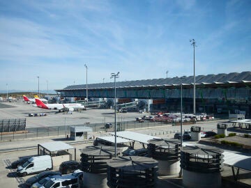 Aviones en la Terminal T4 del Aeropuerto Adolfo Su&aacute;rez Madrid-Barajas, a 30 de marzo de 2026, en Madrid (Espa&ntilde;a). La red de aeropuertos espa&ntilde;oles de Aena prev&eacute; operar un total de 70.505 vuelos durante esta Semana Santa, bajo la sombra de dos huelgas de asistencia en tierra en las compa&ntilde;&iacute;as Groundforce y Menzies. Ambas protestas conllevan paros parciales hoy, 30 de marzo, el mi&eacute;rcoles, 1 de abril, y el viernes, 3 de abril. 30 MARZO 2026 Jes&uacute;s Hell&iacute;n / Europa Press 30/03/2026