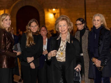 PALMA DE MALLORCA, 30/03/2026.- La reina Sof&iacute;a acompa&ntilde;ada por las infantas Cristina y Elena a su llegada al Concierto Anual de Pascua a beneficio del Projecte Home Balears, hoy Lunes Santo en la Catedral de Palma. EFE/CATI CLADERA 