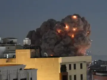 Israel anuncia nuevos ataques contra fábricas de armas en Teherán, la capital de Irán Imagen de archivo de un bombardeo sobre Teherán, la capital de Irán.Europa Press/Contacto/Shadati29/03/2026 ONLY FOR USE IN SPAIN