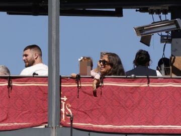 Anabel Pantoja, David Rodr&iacute;guez y su hija en la Semana Santa de Sevilla