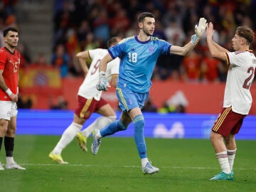 CORNELL&Aacute;-EL PRAT (BARCELONA), 31/03/2026.- El guardameta de la selecci&oacute;n espa&ntilde;ola Joan Garc&iacute;a (c) sale al terreno de juego en la segunda parte del partido amistoso que las selecciones nacionales de Espa&ntilde;a y Egipto disputan este martes en el RCDE Stadium, de Cornell&aacute;-El Prat, Barcelona. EFE/Alberto Est&eacute;vez 