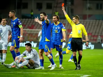 Momento en el que Clement Turpin expulsa a Bastoni, en el suelo, en el Bosnia - Italia Momento en el que Clement Turpin expulsa a Bastoni, en el suelo, en el Bosnia - Italia