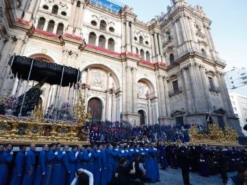 Cofrad&iacute;a de El Rico en la Plaza del Obispo, el lugar donde cada a&ntilde;o realizan el acto de "liberaci&oacute;n del preso"